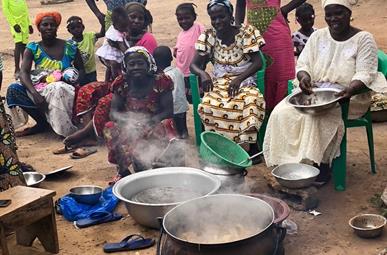 Woman from Côte d’Ivoire cooking together